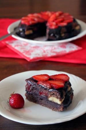 Шоколадова торта с ягоди